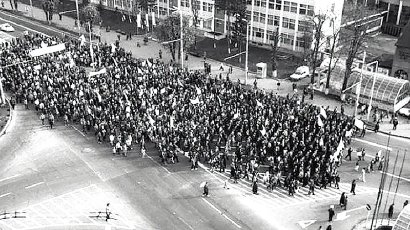 MANIFESTAȚIE Mii de muncitori au plecat pe jos spre centrul Brașovului și pe drum li s-au alăturat muncitori de la alte mari platforme industriale brașovene - Foto: RFI