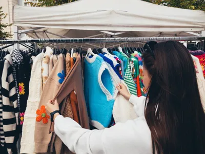 O femeie răsfoiește pulovere vintage - Foto: Pexels (Imagine cu rol ilustrativ)