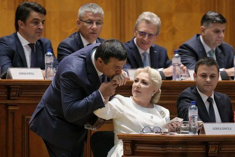 Bădălău sărutând mâini în fostul guvern Dăncilă - Foto: INQUAM PHOTO, Octav Ganea