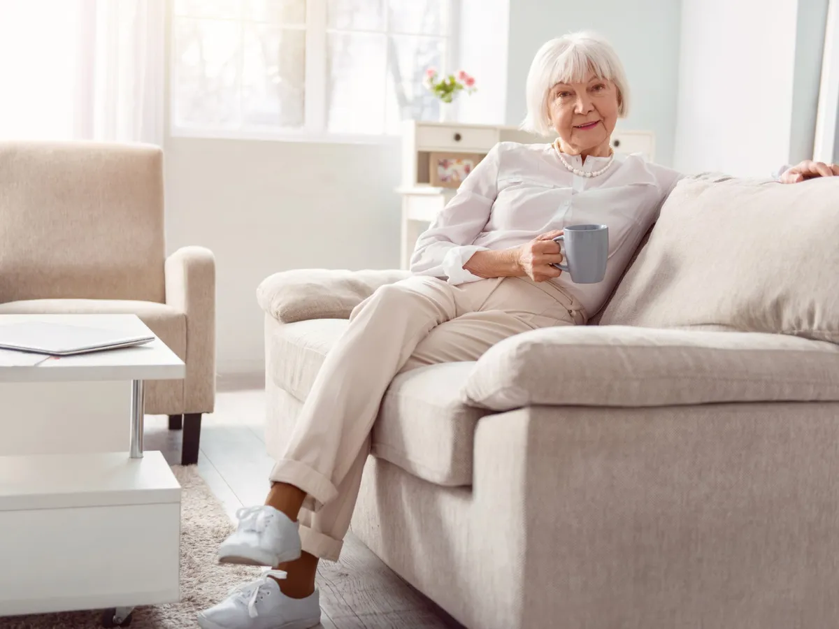 Femeie care stă pe canapea - Foto: Freepik (Imagine cu rol ilustrativ)