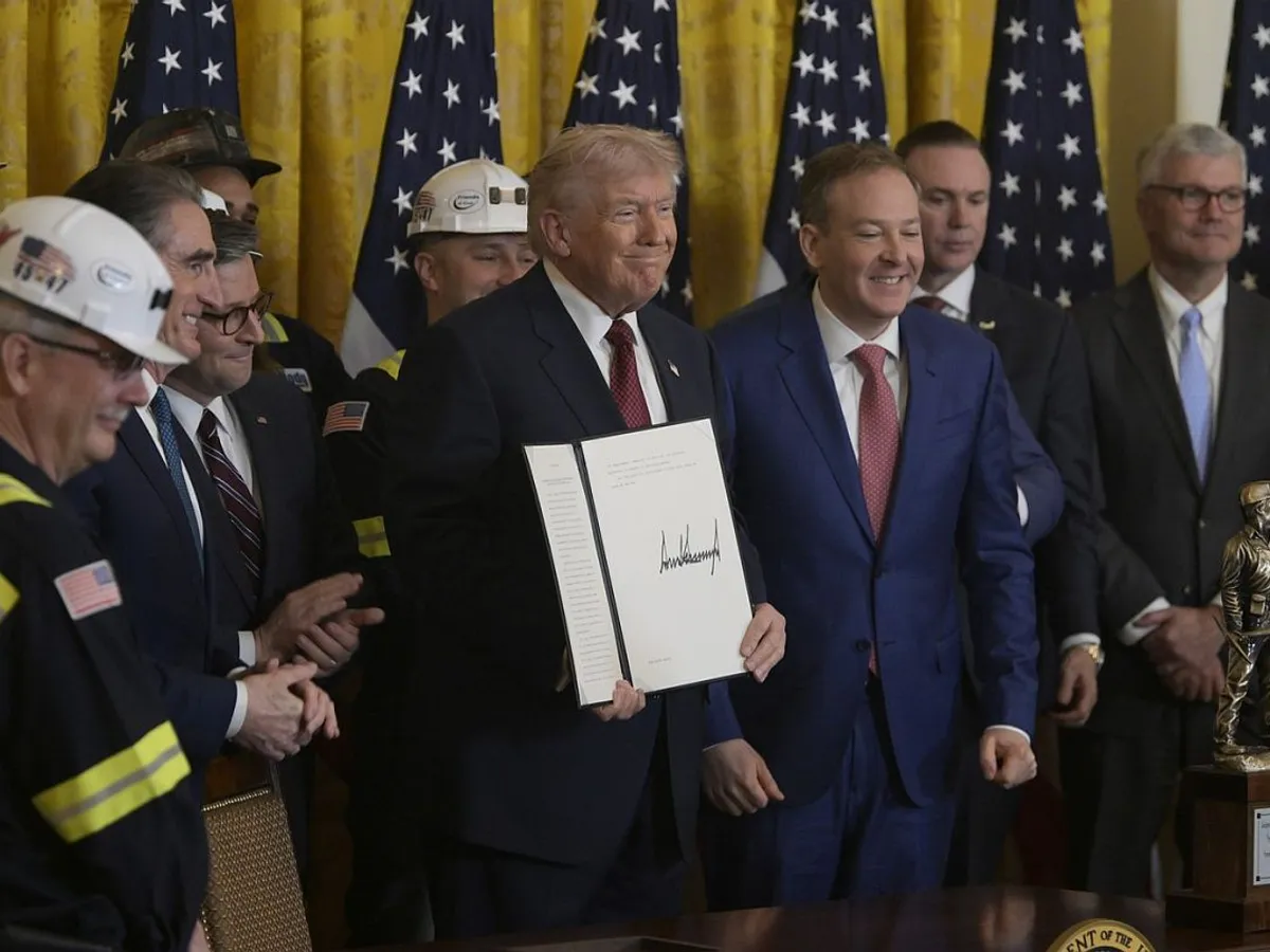 Donald Trump, ieri, ajungând la decernarea Premiului Campionul Cărbunelui Curat, la Casa Albă - Foto: Profimedia Images