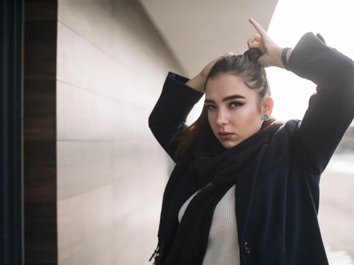 Femeie care își prinde părul - Foto: Freepik (Imagine cu rol ilustrativ)