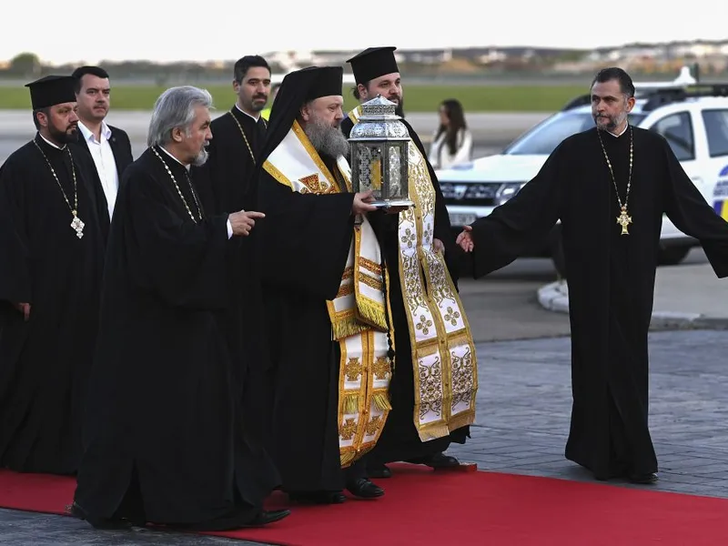 Sfânta Lumină va fi adusă de la Ierusalim, sâmbătă, şi va fi oferită tuturor delegaţiilor eparhiilor - Foto: INQUAM PHOTOS/Eduard Vînătoru