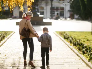 Ce trebuie să facă obligatoriu părinții care merg la muncă în străinătate? Riscă amendă de 1.000 lei - Foto: Freepik (Imagine cu rol ilustrativ)