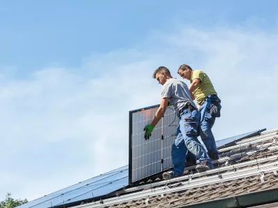 Cum scazi factura la întreținere cu panouri fotovoltaice la bloc. Ce trebuie să facă asociația de proprietari