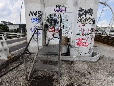 Graffiti pe elementele clădirii Pasajului Basarab, degradate - Foto: Facebook/Primăria Muncipiului Bucureşti