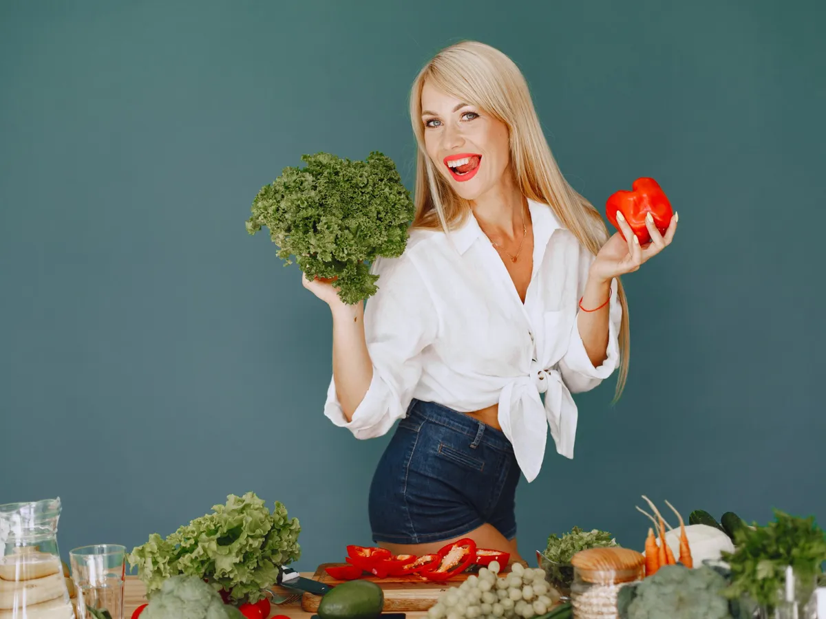 Femeie cu brocoli - Foto: Freepik