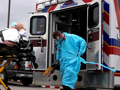 În Los Angeles, ambulanțierii decid la fața locului cine ajunge la spital/FOTO: Reuters