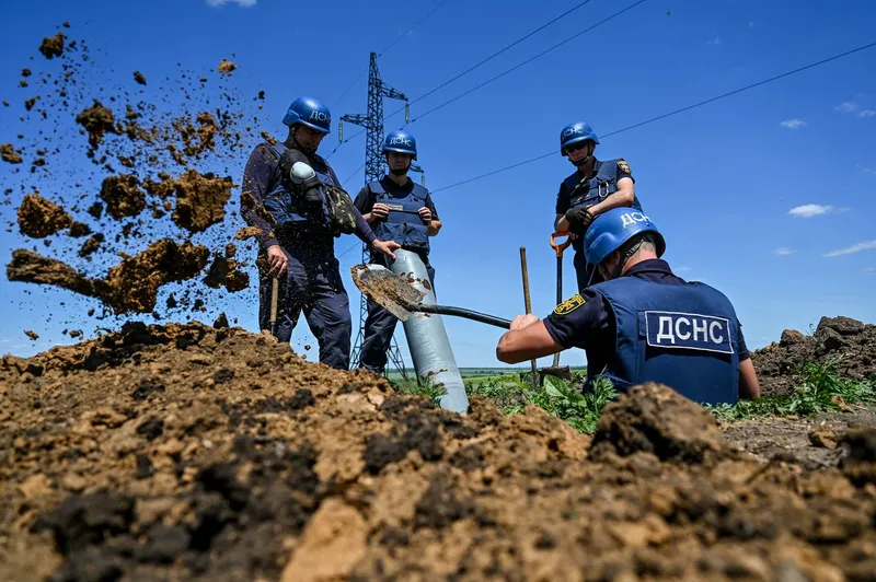 Experți deminează terenuri în Ucraina - Foto: Profimedia Images