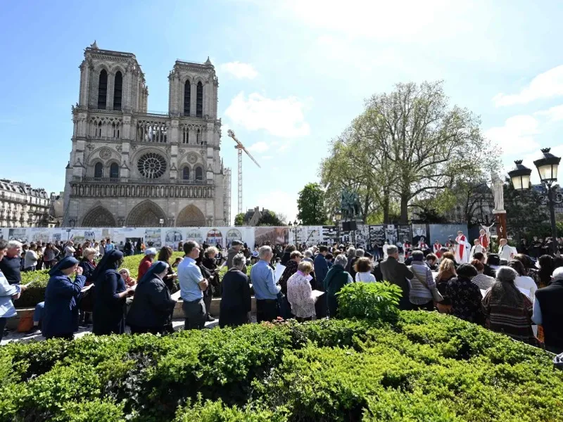 Catolicii celebrează Vinerea Mare la catedralei Notre-Dame, la trei ani de la incendiul devastator / NST.com