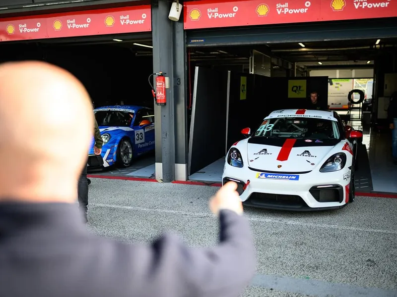 Un român de 17 ani, campion absolut în Porsche Sprint Challenge Benelux - Foto: Facebook/Bogdan Duma