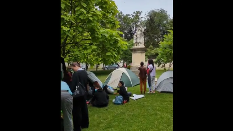 Studenții s-au strând în curtea Facultății de Psihologie Foto: Captură facebook/ solidaritatea România - Palestina