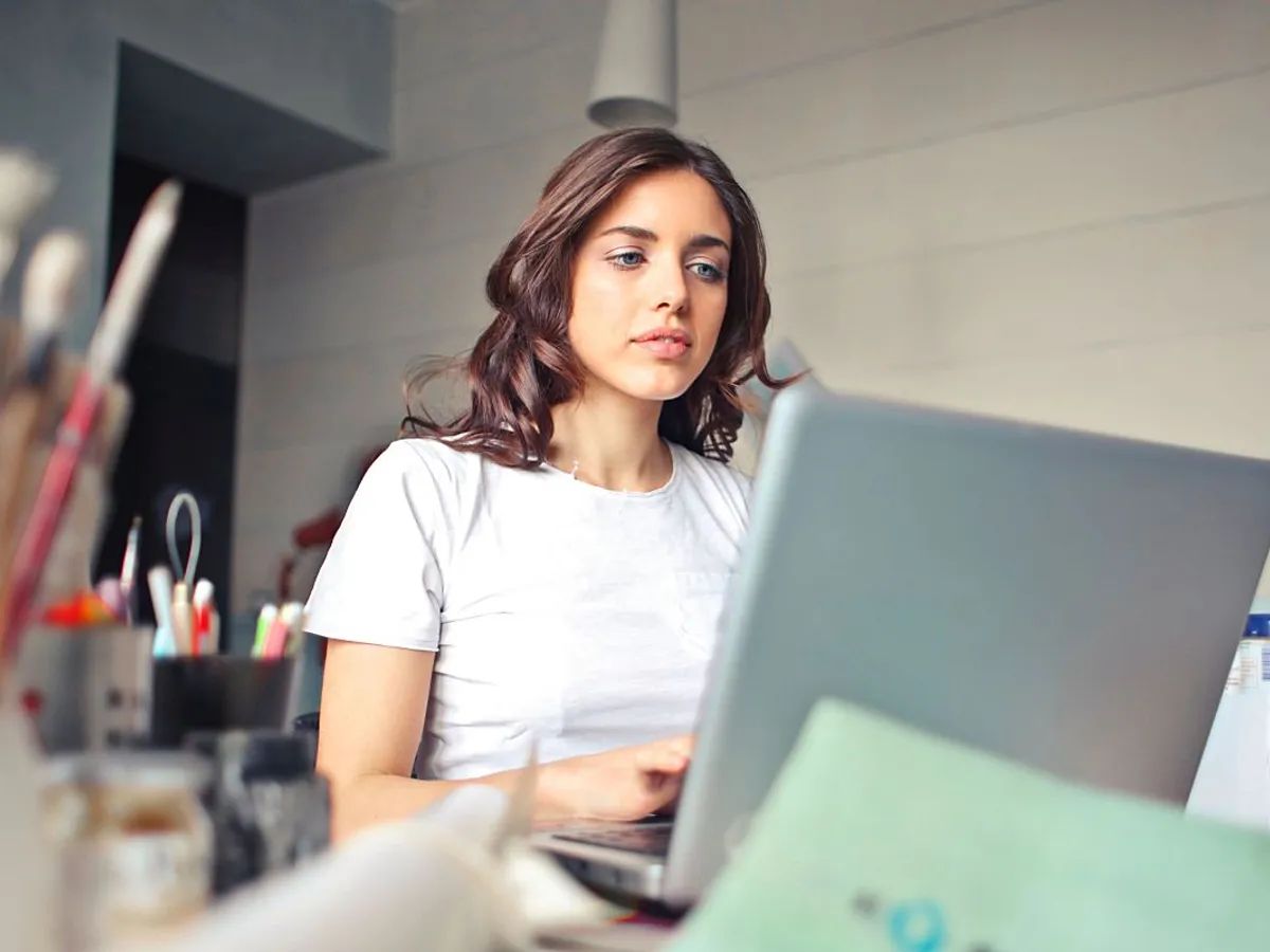 Femeie frumoasă lucrând pe laptop - Foto: Pexels/Andrea Piacquadio