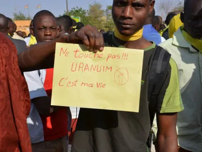 Un bărbat din Niger protestează în capitala Niamey. El spune: "Numi atinge uraniul! E viaţa mea!" - Foto: Profimedia Images