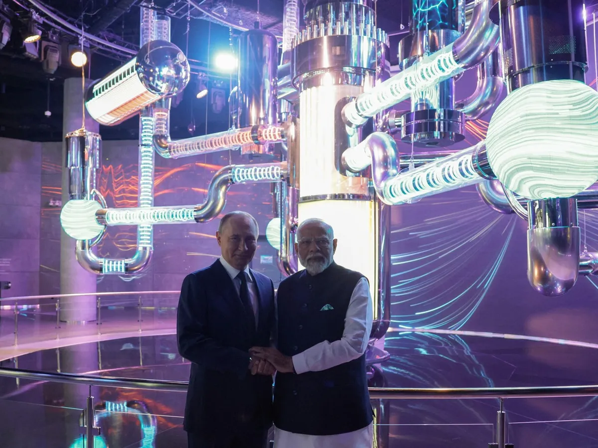 Președintele Rusiei, Vladimir Putin, și prim-ministrul indian, Narendra Modi, vizitează pavilionul Atom - Foto: Profimedia Images