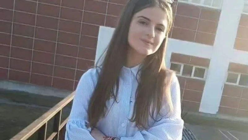 Alexandra Măceșanu, fata care a sunat de trei ori la Poliție să ceară ajutor, după ce fusese răpită de Gheorghe Dincă. 19 ore mai târziu, autoritățile au intervenit. Copila era moartă.