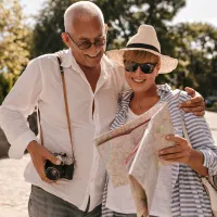 Pensionari în vacanță - Foto: magnific.com (Imagine cu rol ilustrativ)