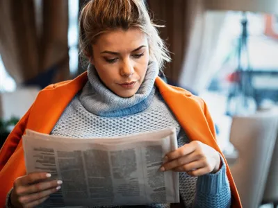 O femeie citește ziarul - Foto: Freepik (rol ilustrativ)