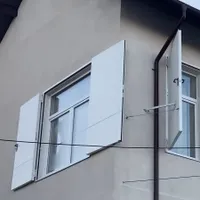 O școală din Suceava, modernizată cu uși în loc de obloane la geamuri. / Foto: captură video