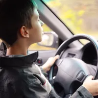 Doi copii au furat mașina familiei după ce mama le-a confiscat telefoanele. Au dat ochii cu Poliția - Foto: shutterstock / imagine cu caracter ilustrativ