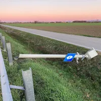 „Fleximan”, spaima radarelor fixe ale poliției. Le pune la pământ cu flexul. Deja a distrus 15 - Foto: Profimedia Images