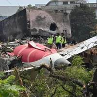 Înalți funcționari ai guvernului din Gujarat şi experţi în aeronautică inspectează resturile zborului Air India - Foto: profimedia Images