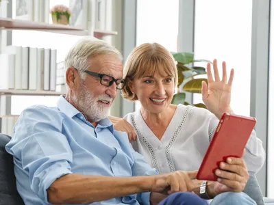Pensionari făcând cu mâna creșterilor de pensie - Foto: Freepik