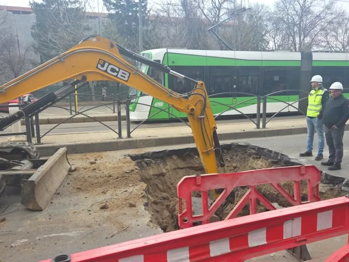 Circulația rămâne restricționată pe un tronson al Șoselei Mihai Bravu din București. Carosabilul s-a surpat