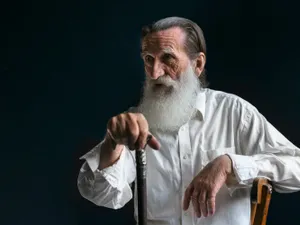 Un român în vârstă de 103 ani a mers la vot. Ce mesaj a trimis bătrânul? Foto: Freepik (fotografie cu caracter ilustrativ)