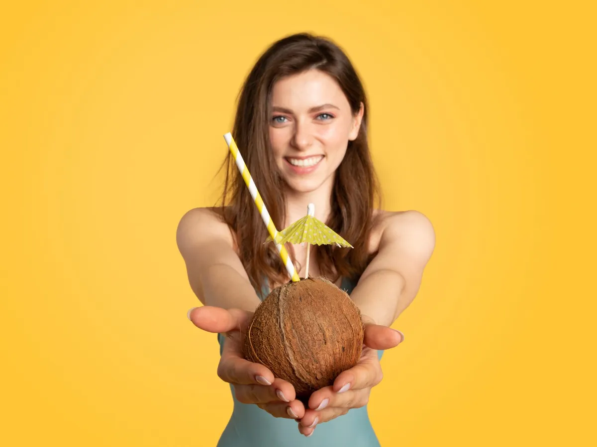 Cum să spargi o nuncă de cocos rapid? Ai nevoie de un cuptor cu microunde și un ciocan