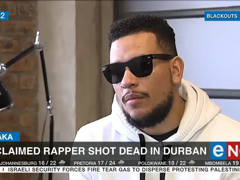 Celebrul rapper AKA, pe numele său real Kiernan Jarryd Forbes, a fost omorât. - Foto: captură video/eNCAnews