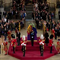 Cei opt nepoţi ai reginei Elizabeth a II-a, la catafalcul monarhului - FOTO: royalcentral