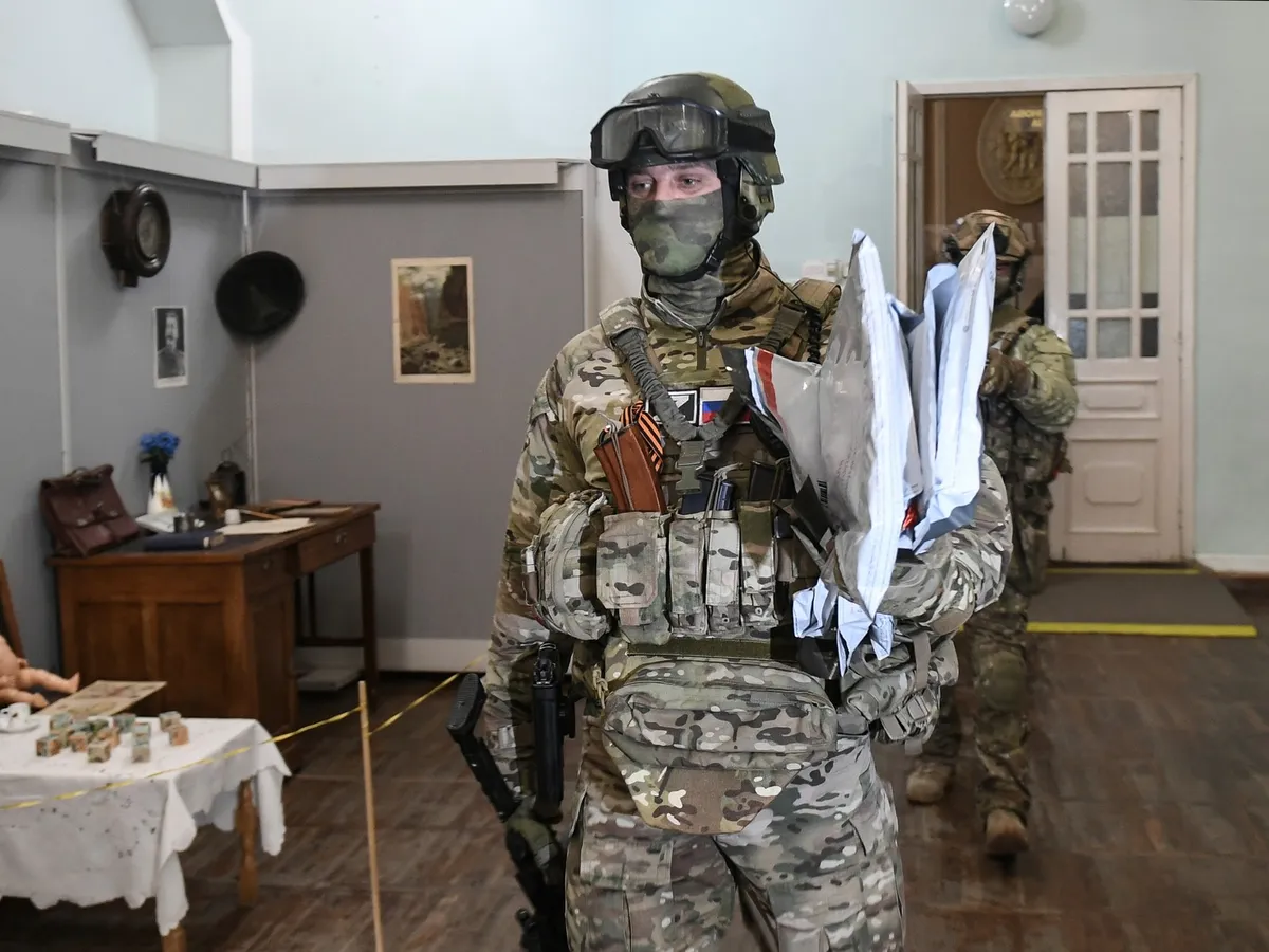 Militarii ruși fură icoane găsite într-o clădire a templului Bisericii Ortodoxe Ucrainene din Enerhodar/Foto: Profimedia Images