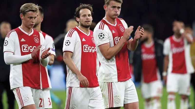 Frenkie de Jong (stânga), Daley Blind (centru) și Matthijs de Ligt (dreapta), vedetele în devenire ale unei echipe surprinzătoare