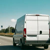 Un român și-a încărcat duba cu marfă și a fost oprit de polițiști. De ce l-au amendat? Foto: Shutterstock (fotografie cu caracter ilustrativ)