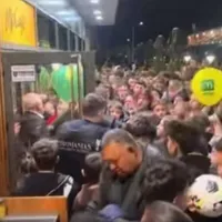 Imagini incredibile, la deschiderea primului McDonald's din Severin. S-au călcat în picioare - Foto: captură video