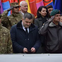 Ministrul Gabriel Leș preferă să se uite în telefon în loc să răspundă salutului militarilor Foto: Bistriteanul