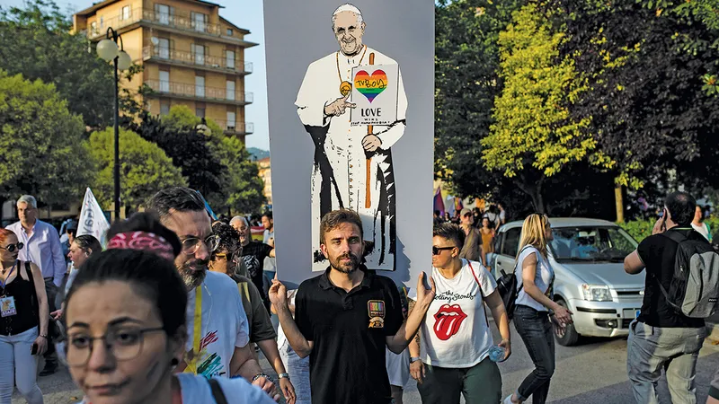 UNIUNE Un bărbat ține un afiș în timpul Avellino Pride din Italia, în 2019. Papa Francisc și-a dat binecuvântarea pentru „doi oameni care se iubesc“, chiar dacă sunt de același sex