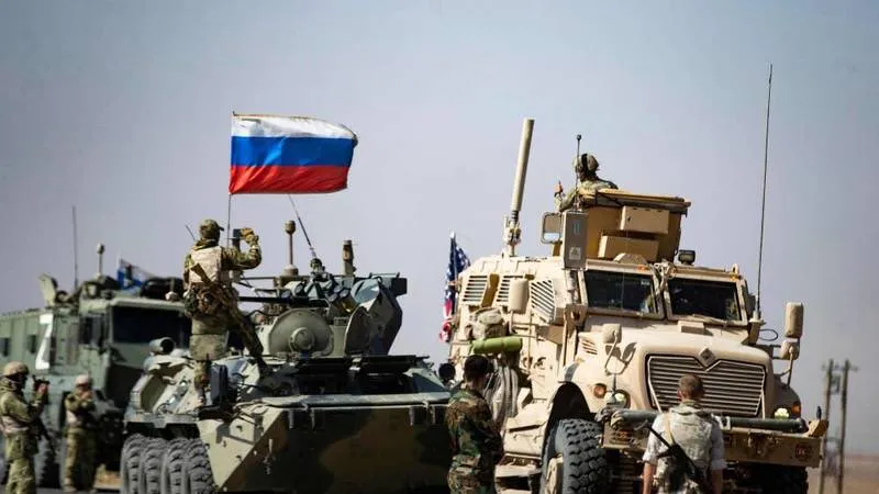 Soldații americani și ruși, poze amicale de grup într-o zonă de război. Cum a fost posibil - FOTO: bkuwatli