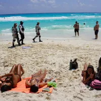 Soldați înarmați patrulează pe o plajă din Cancun (imagine cu caracter ilustrativ) - Foto: Profimedia Images