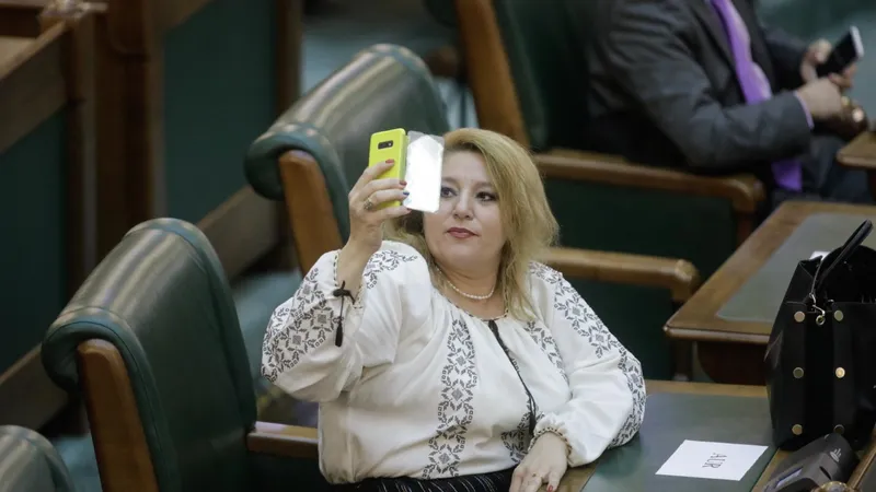 Diana Șoșoacă în plenul Senatului/FOTO: Inquam Photos/George Călin