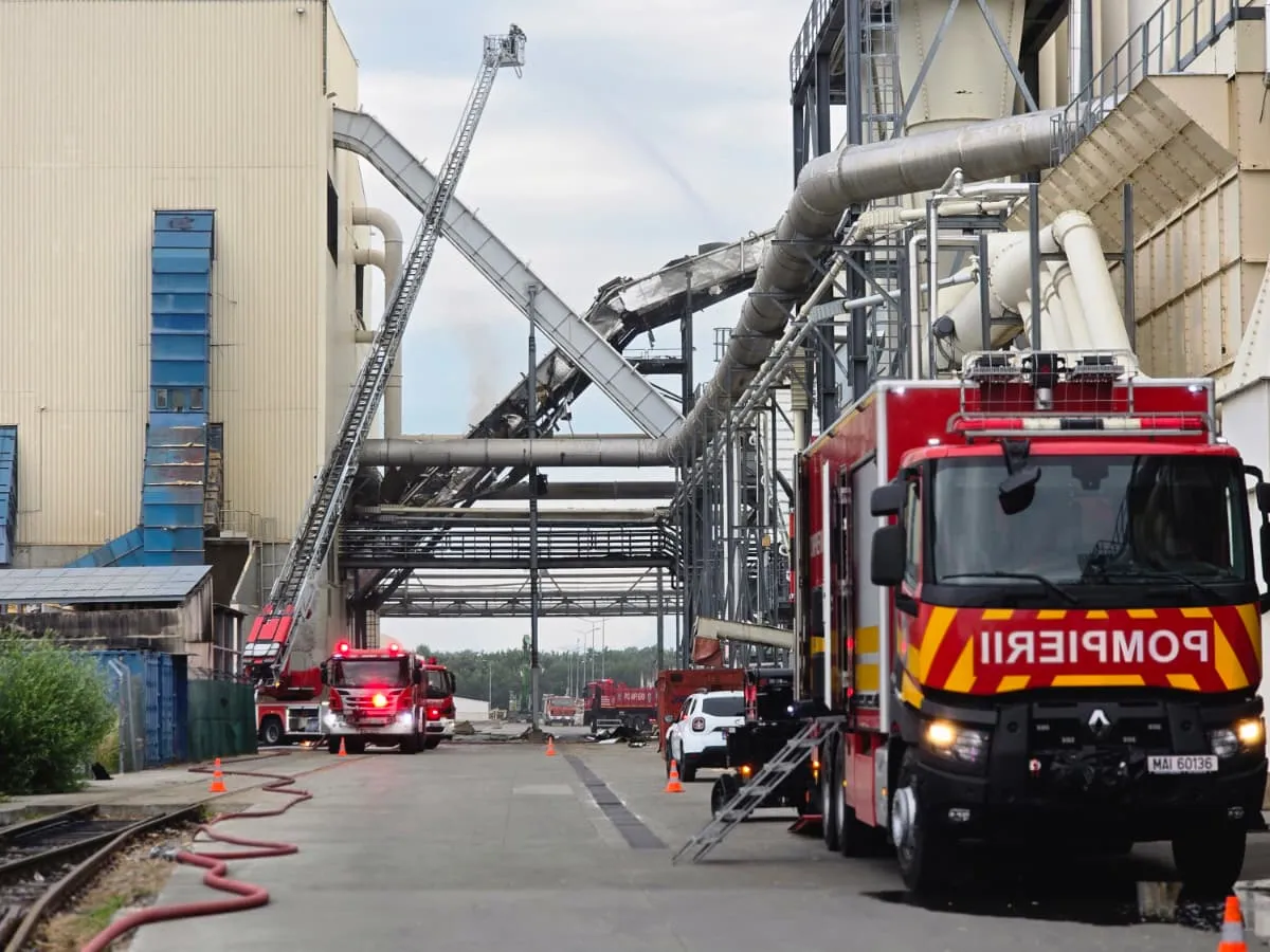Intervenție la o fabrică de lemn - Foto: ISU Brașov