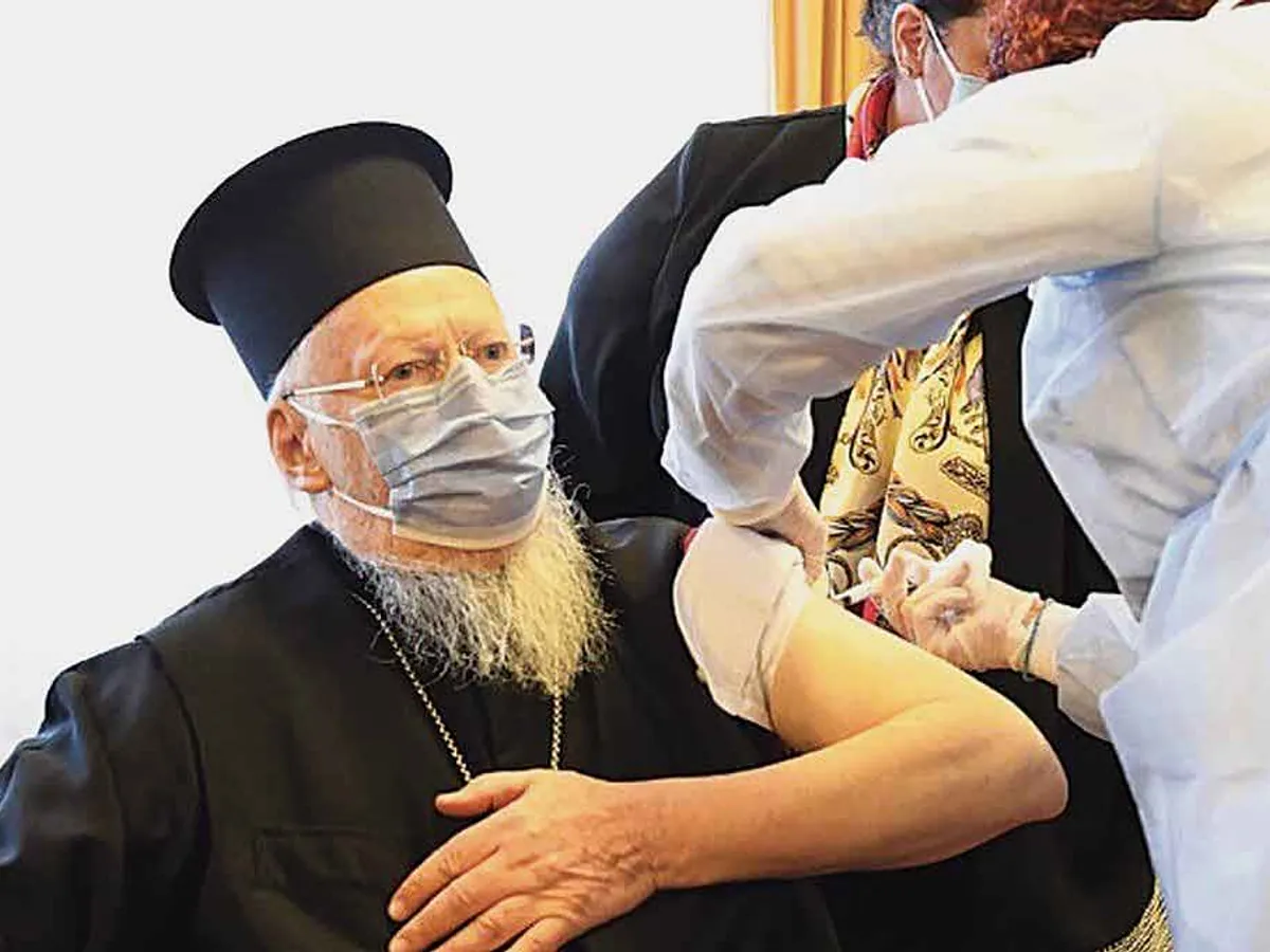 Patriarhul Constantinopolului s-a vaccinat în public
