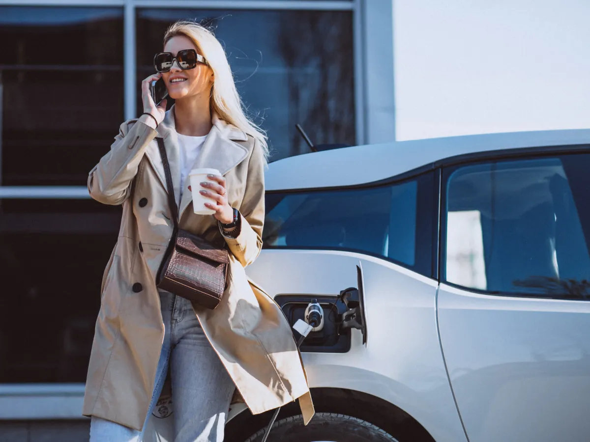 Femeie la încărcare - Foto. Freepik