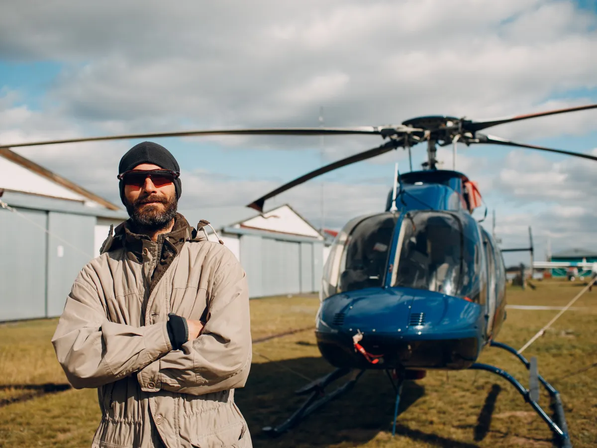 Ce salariu are un pilot de elicopter. Testele pe care trebuie să le treci ca să zbori