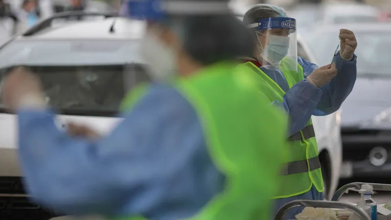La vaccinare în Capitală, în centrul drive-through din Piața Constituției. Sursa: Inquam Photos - Octav Ganea