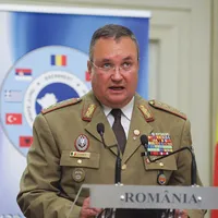 Pe când era șef al Statului Major General, generalul Ciucă (stânga) a postat o fotografie cu ce pare a fi un radar belgian - Foto: INQUAM PHOTOS/ George Călin