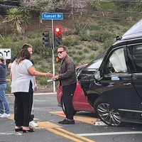 Accident ca în „Terminator”: Schwarzenegger s-au urcat cu monstruosul său GMC Yukon pe un Prius. / Foto: motorious.com