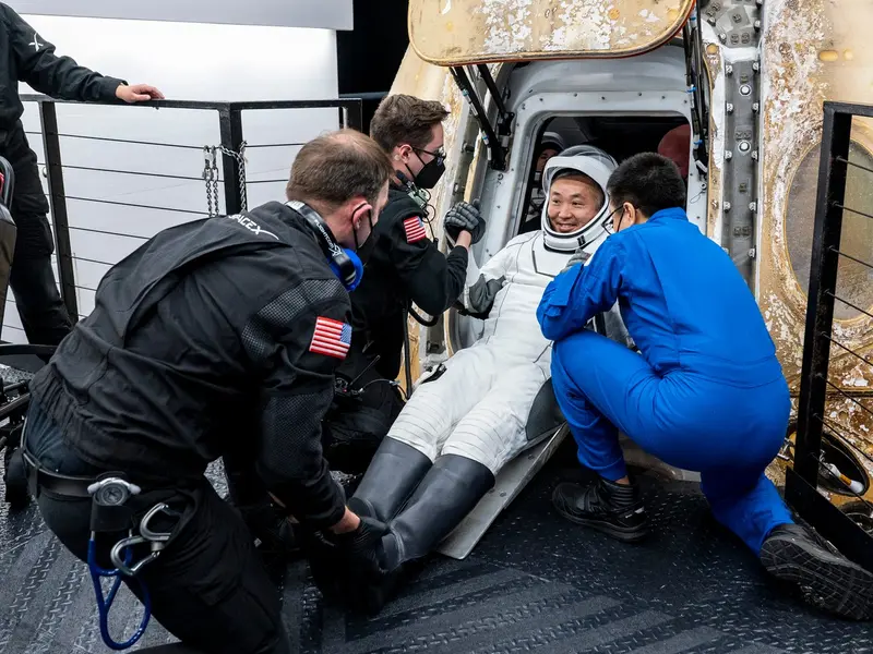 Astronautul Koichi Wakata este ajutat să iasă din nava spațială SpaceX Dragon Endurance la bordul navei de recuperare SpaceX Shannon, la scurt timp după ce a aterizat în Golful Mexic - Foto: Profimedia Images