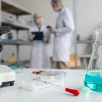 Incident grav la o școală din România. Elevi intoxicați în laboratorul de chimie. Ce s-a întâmplat - Foto: Freepik.com (rol ilustrativ)